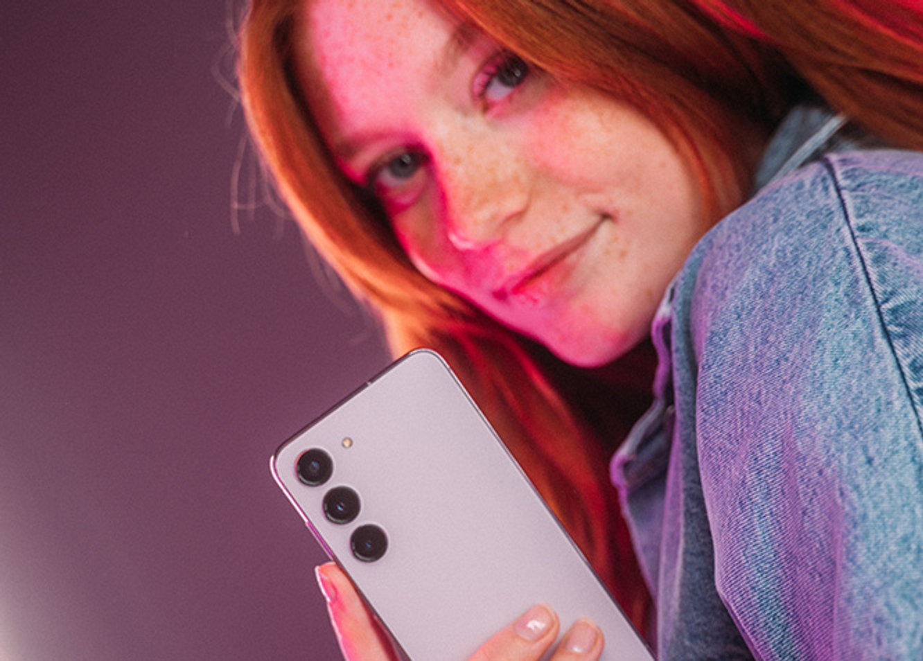 Wanda mit Samsung Galaxy S23 rosa