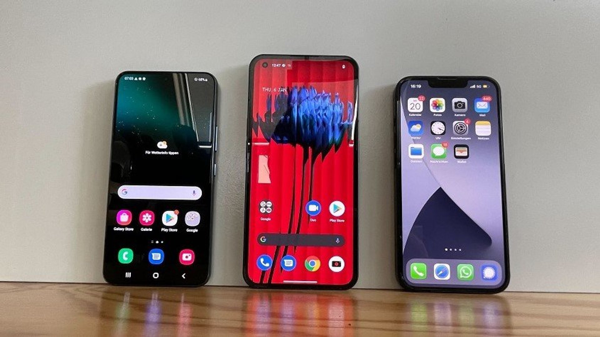 drei Handys - Nothing Phone (1) vs. iPhone 13 vs. Samsung Galaxy S22
