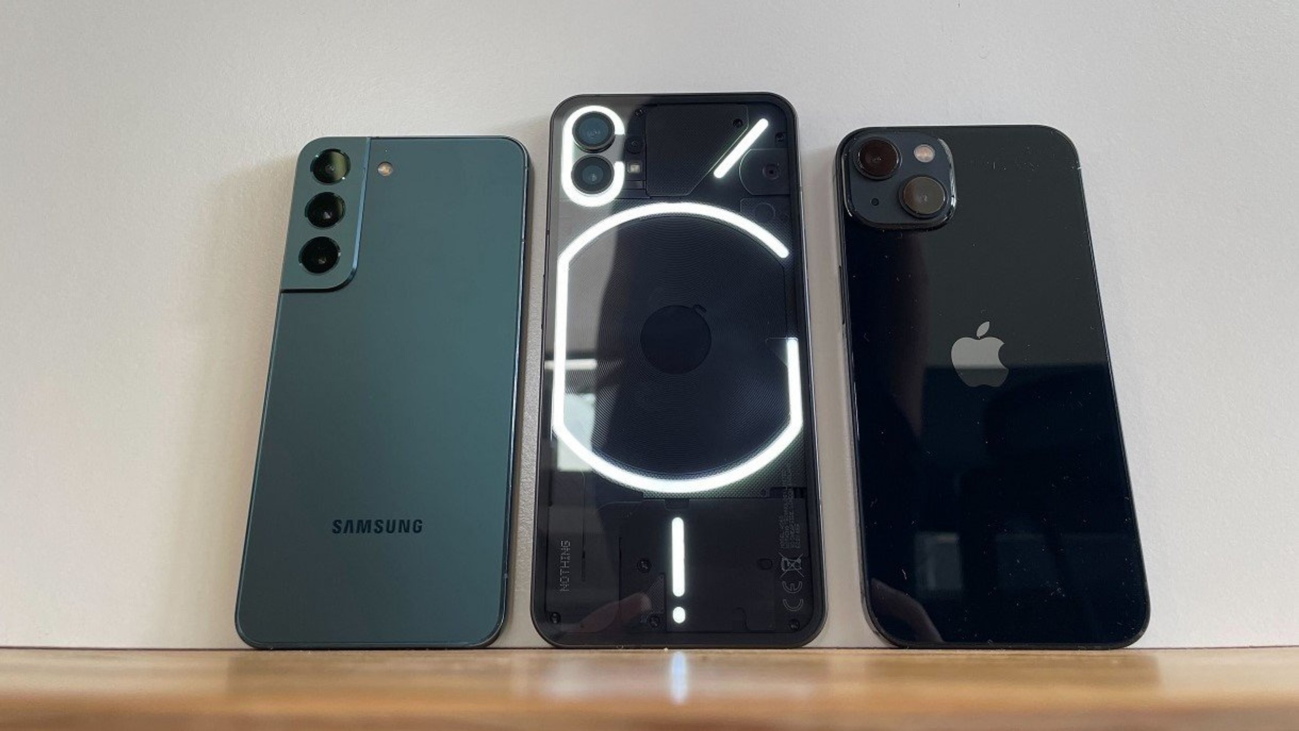 Vergleich von Nothing Phone (1) vs. iPhone 13 vs. Samsung Galaxy S22
