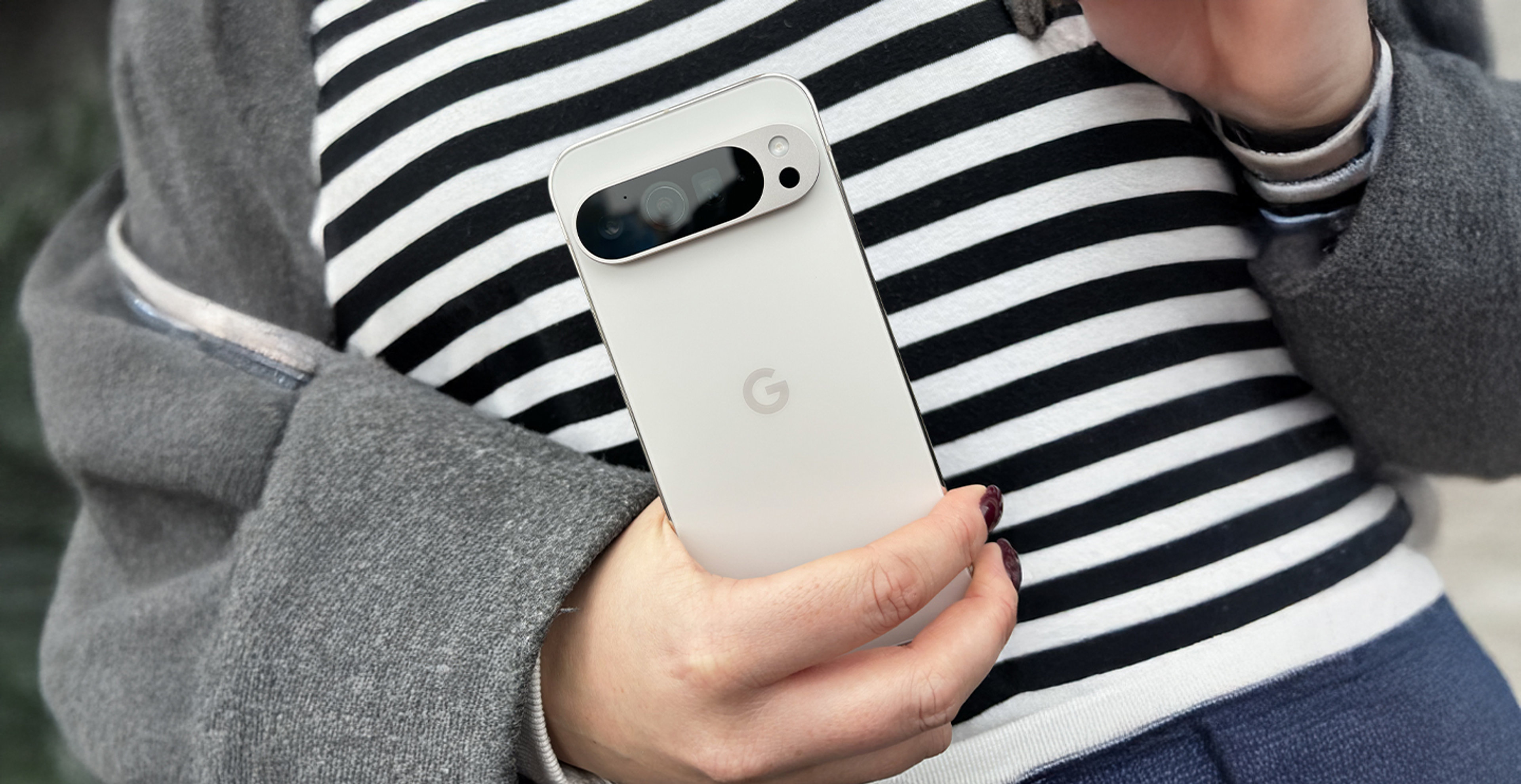 Google Pixel 9 Pro vor einem gestreiften Oberteil