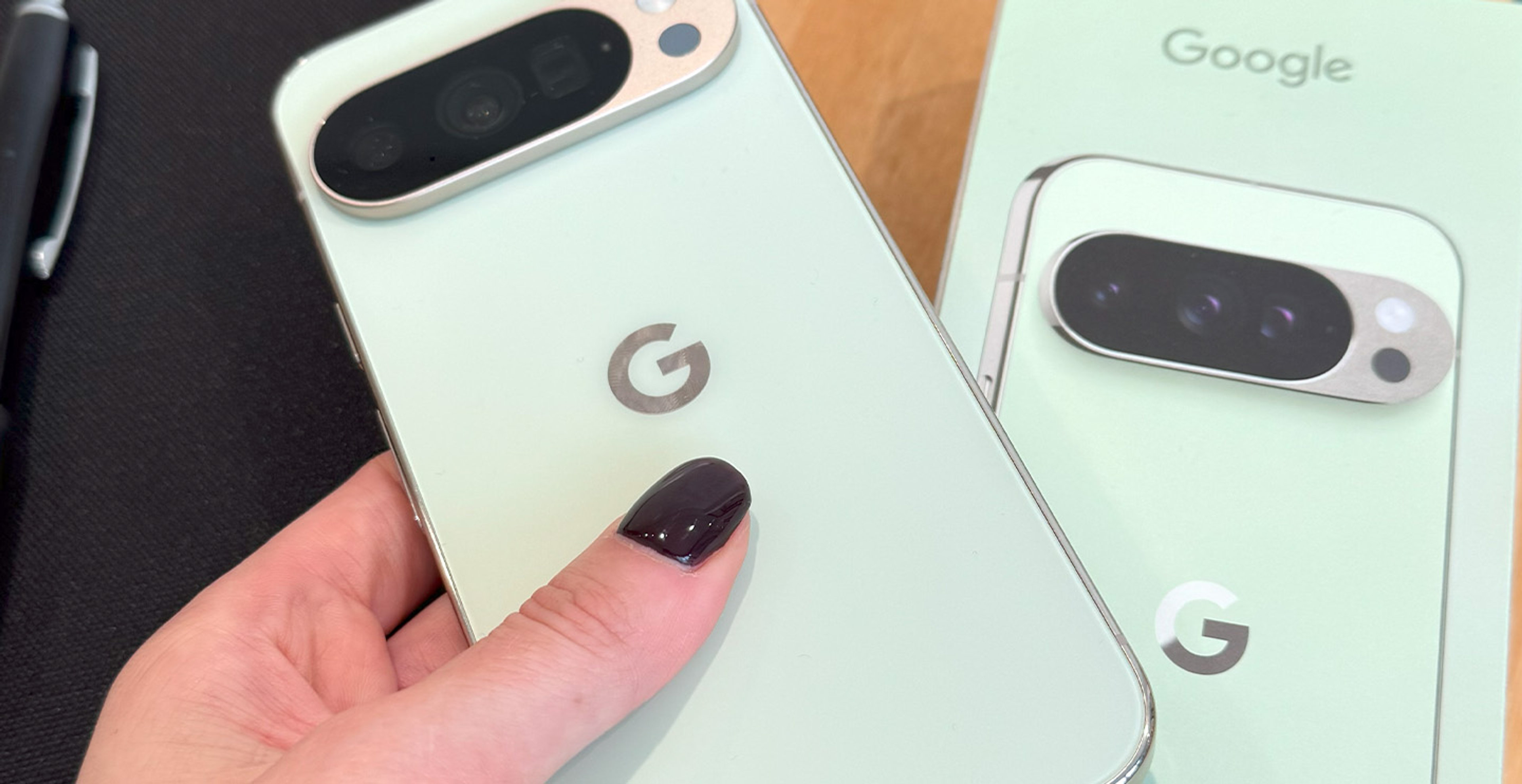 Google Pixel 10 Pro in einer Hand gehalten