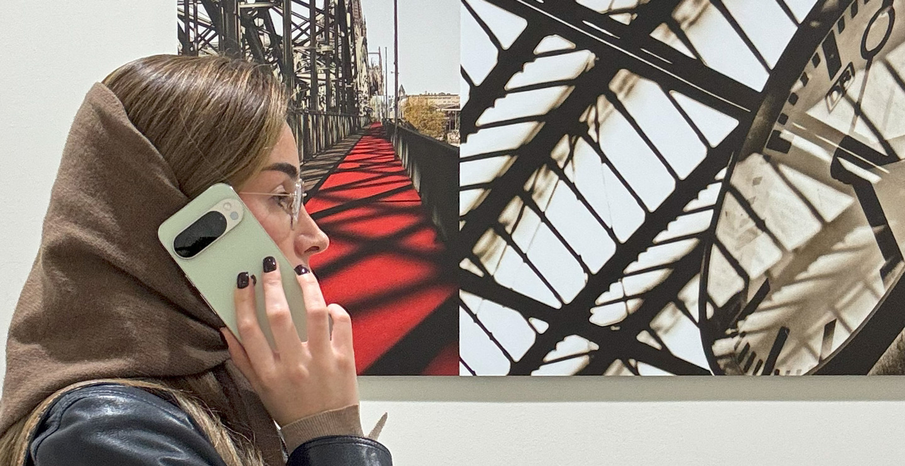 Google Pixel 10 Pro in einer Hand gehalten