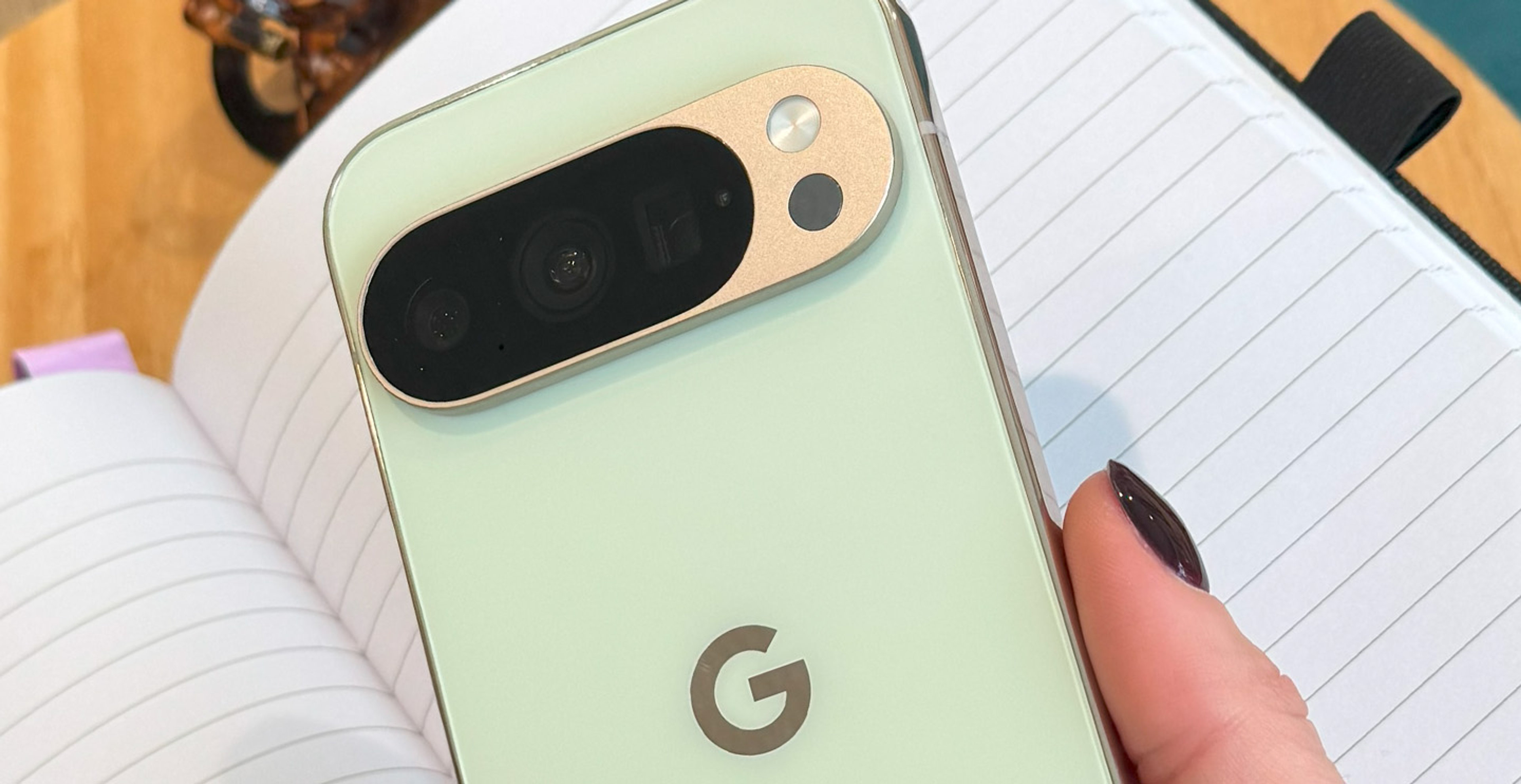 Google Pixel 10 Pro in einer Hand gehalten