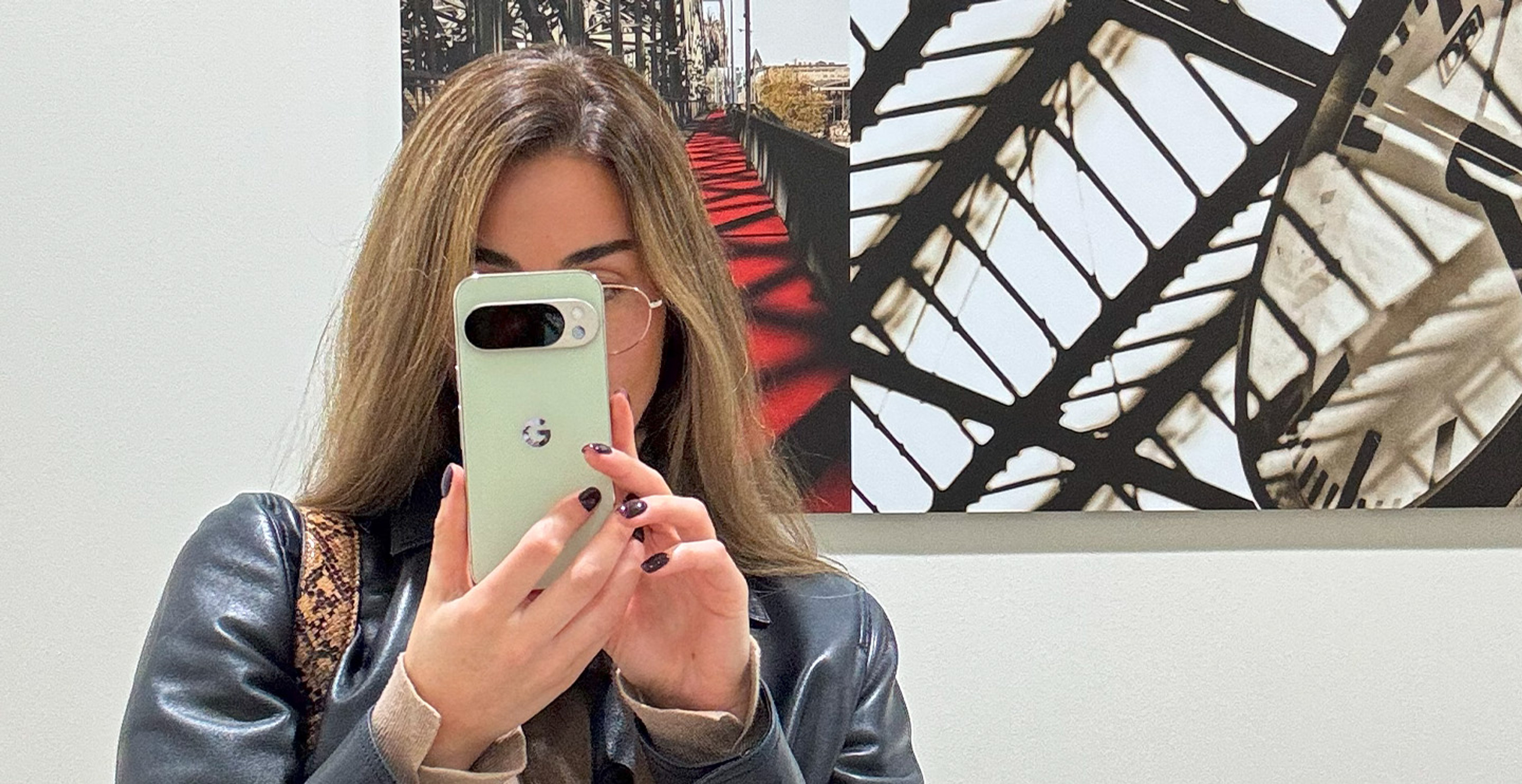 Google Pixel 10 Pro in einer Hand gehalten