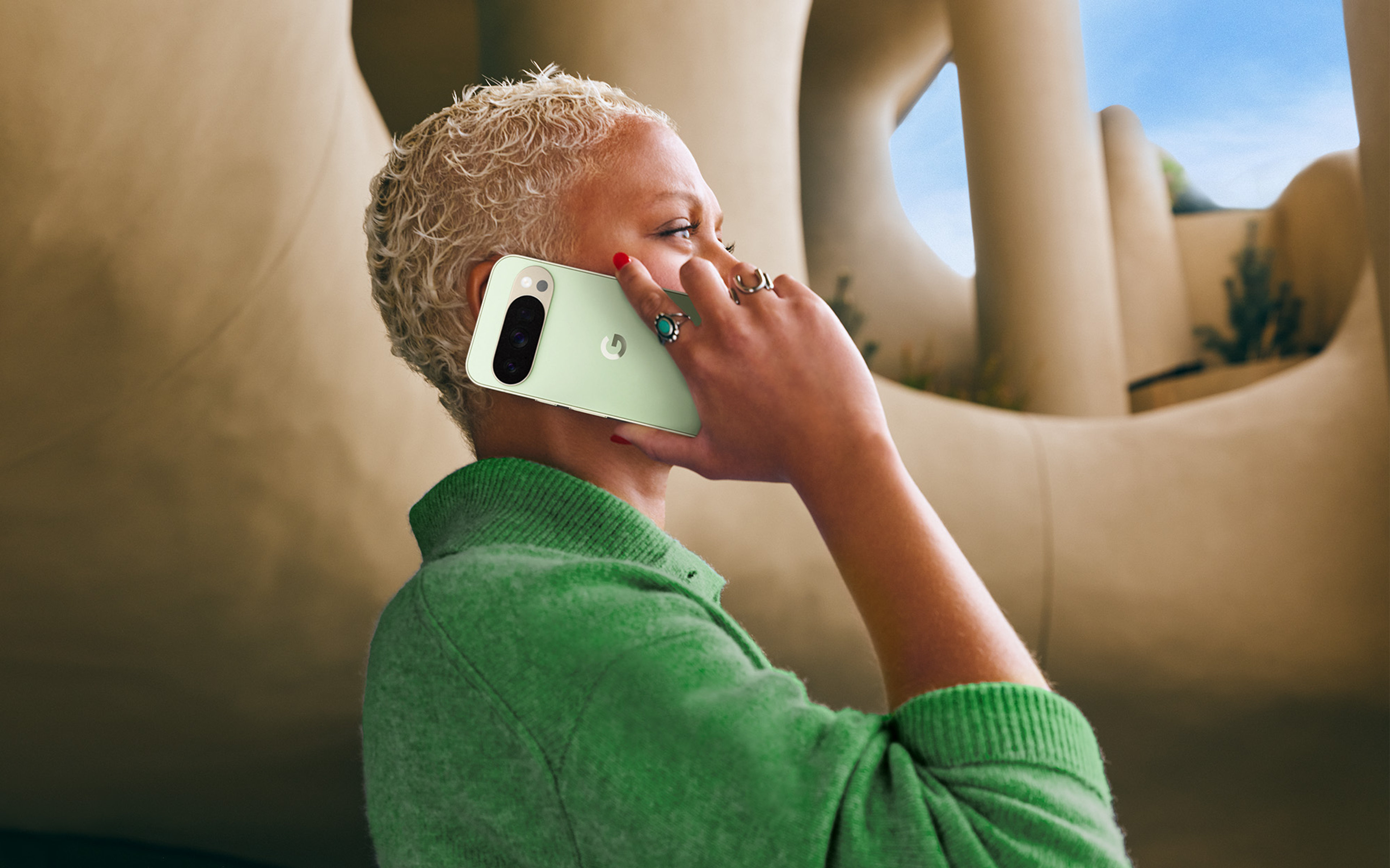 Frau mit Google Pixel 10 Pro in der Hand