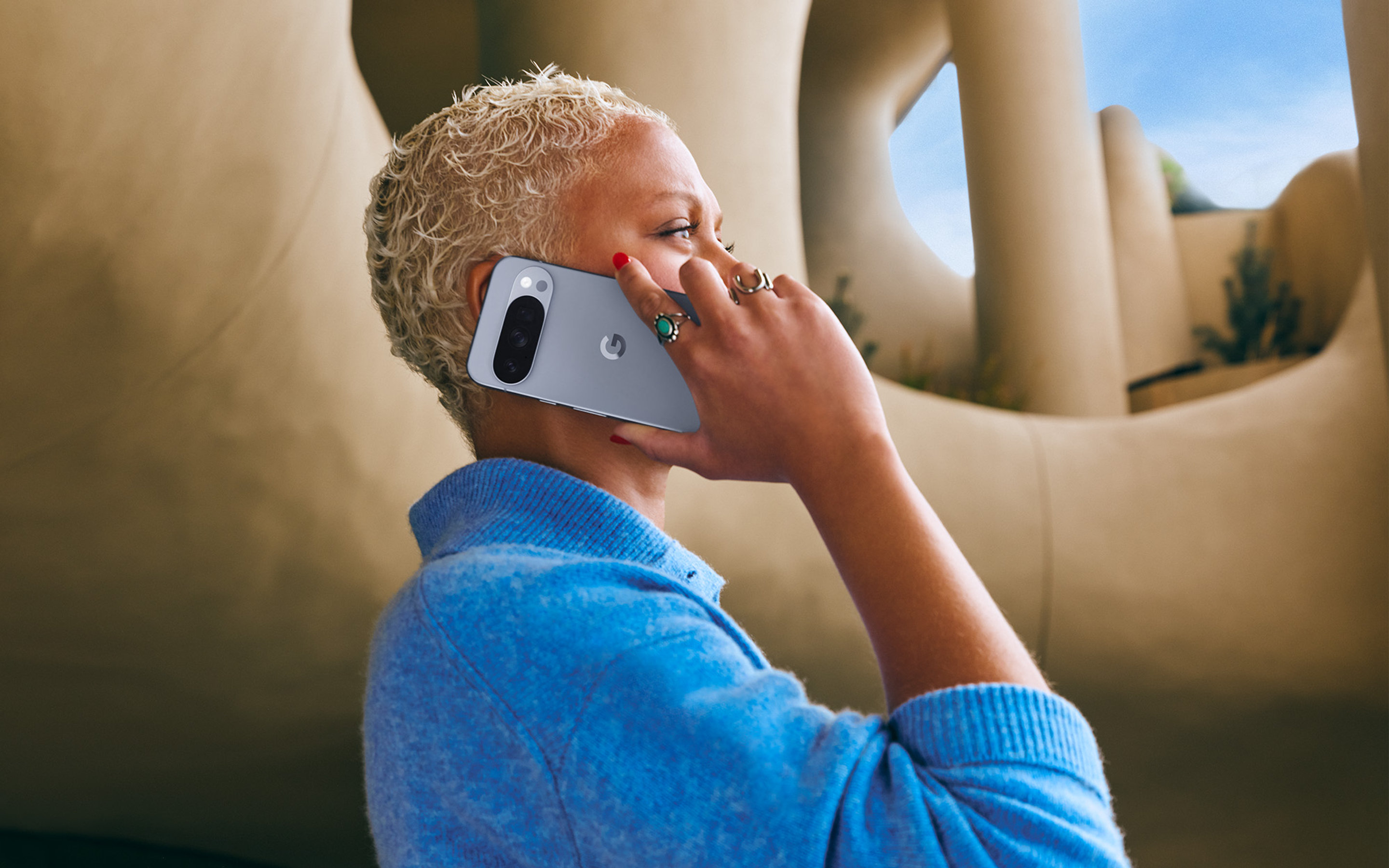 Google Pixel 10 Pro in einer Hand gehalten