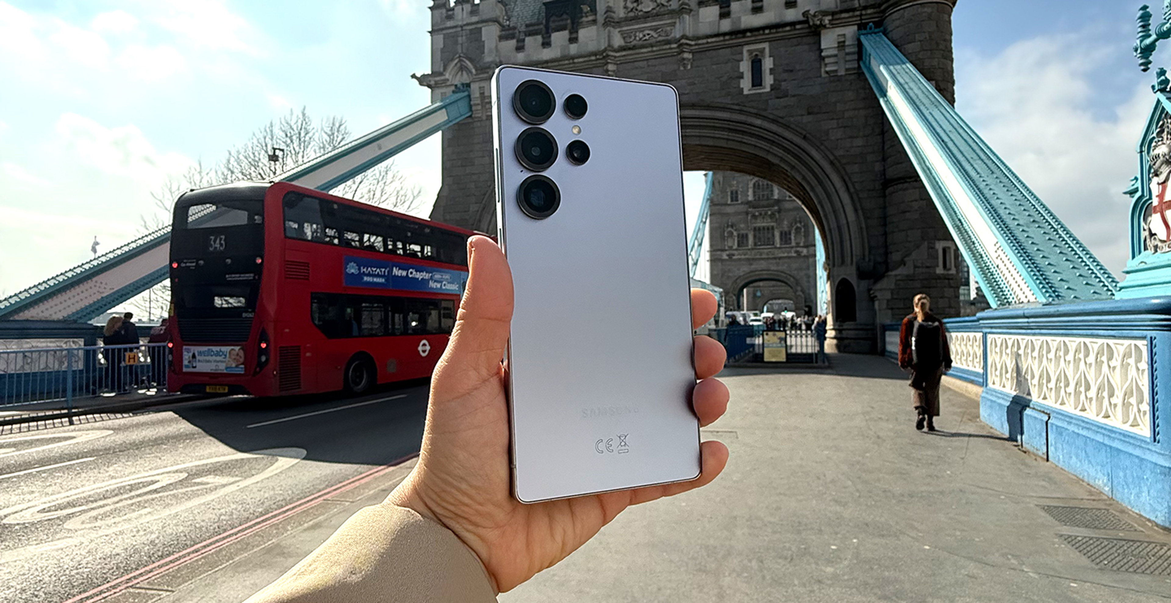 Eine Frau hält das Samsung Galaxy S25 Ultra vor der Tower Bridge in London hoch.