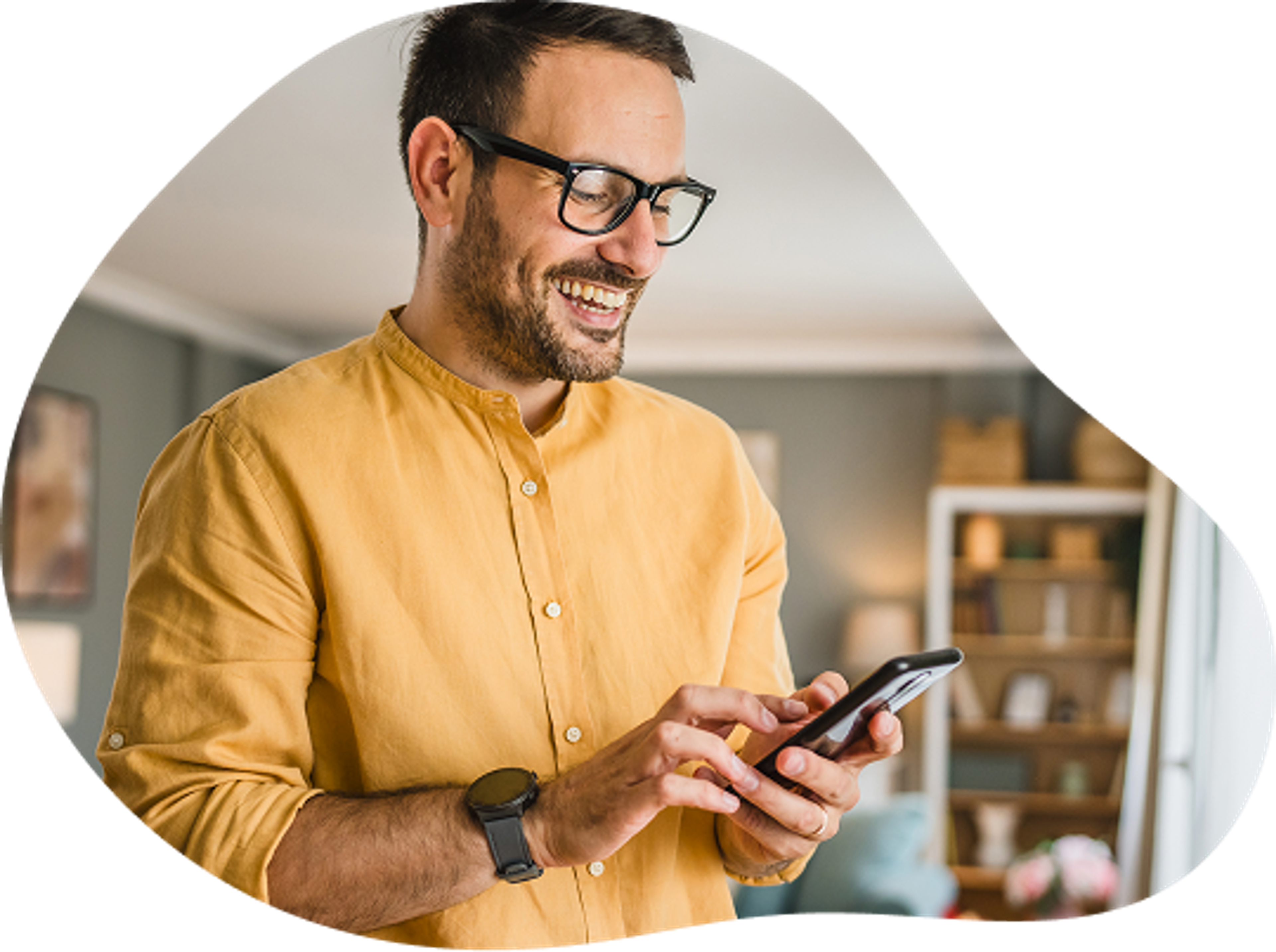 Ein Mann in gelbem T-Shirt hält ein Smartphone in der Hand