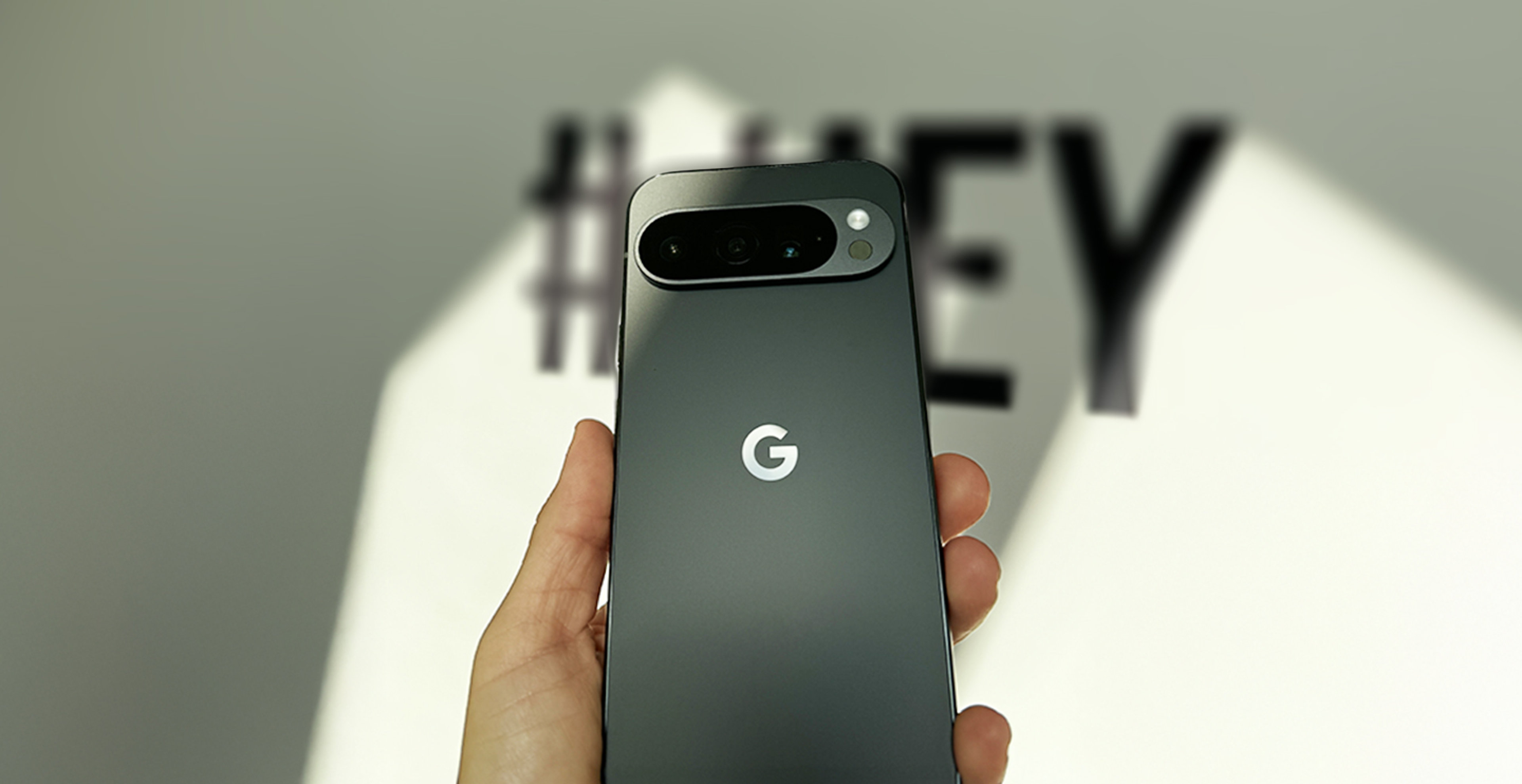 Google Pixel Pro in einer Hand gehalten