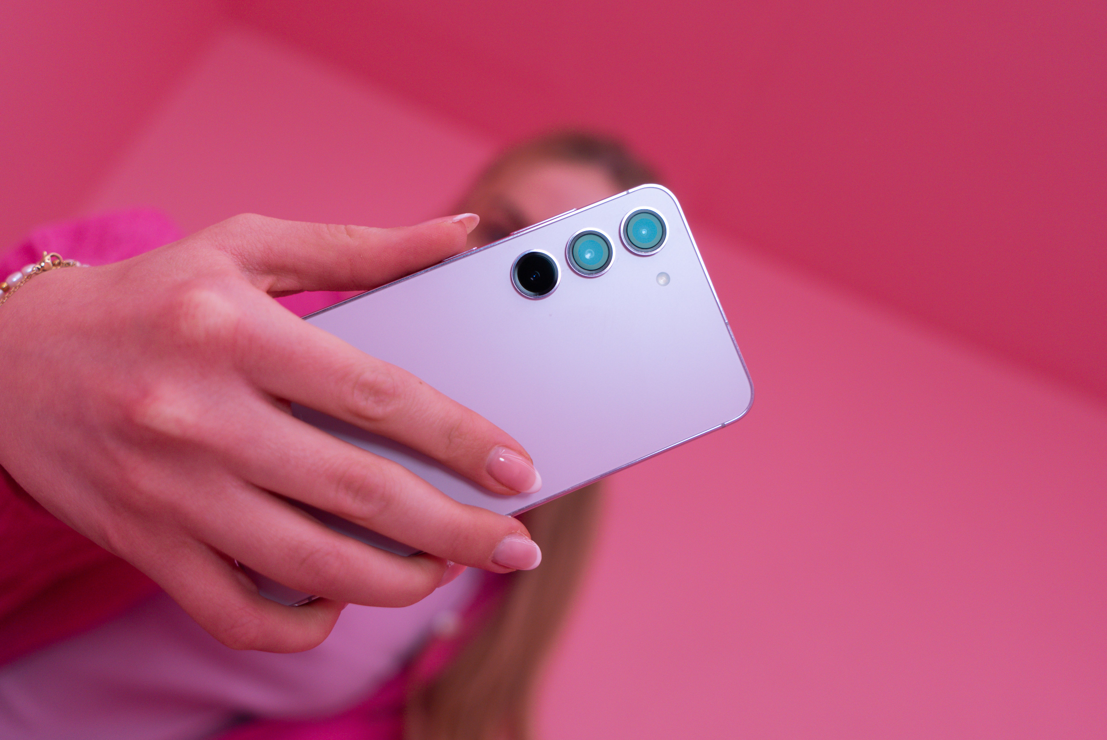 Mädchen mit Handy in der Hand
