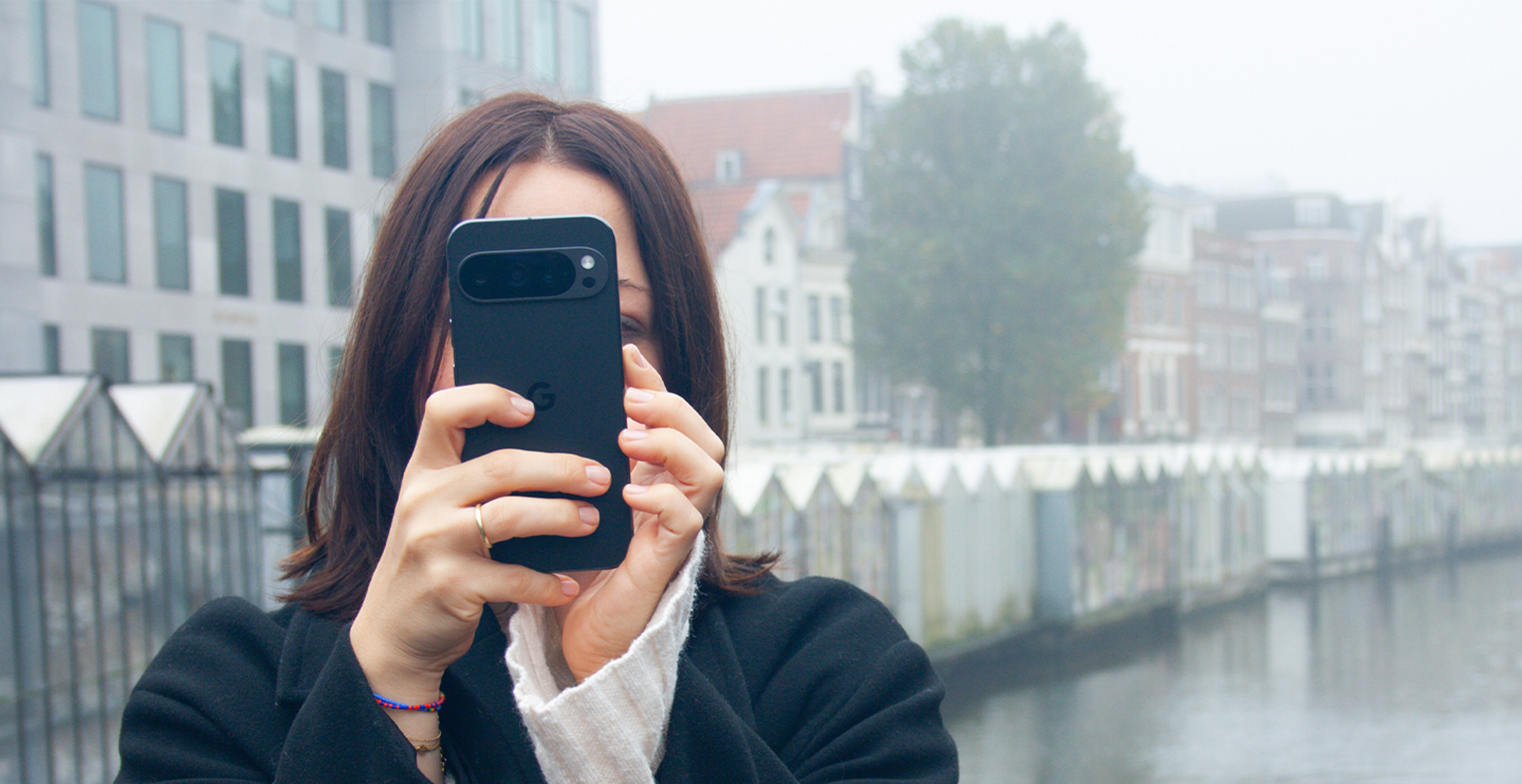 Eine Frau macht ein Foto mit dem Google Pixel 9 Pro