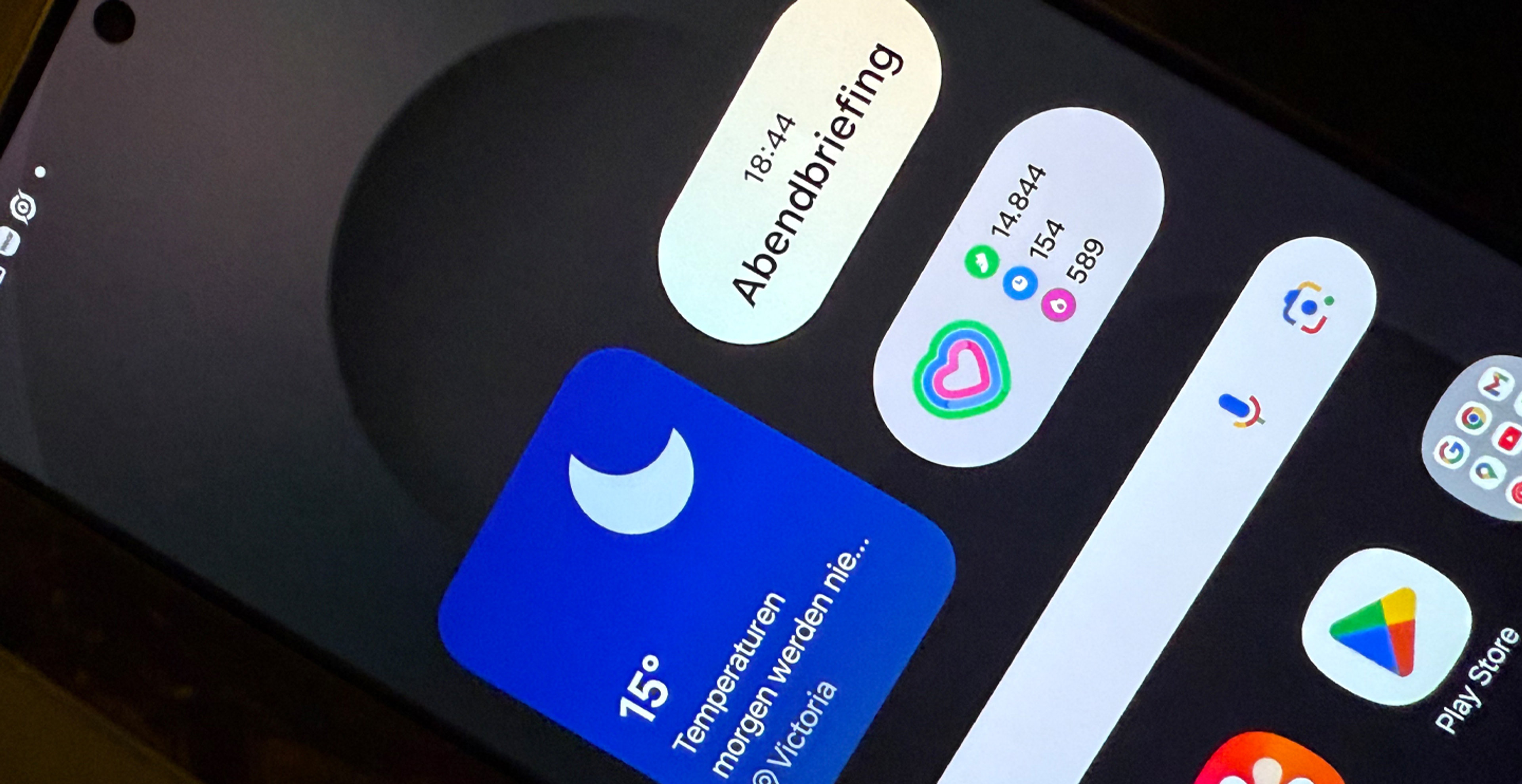 Die Nahaufnahme zeigt das Start-Display mit verschiedenen Widgets des Samsung Galaxy S25 Ultra mit Widget